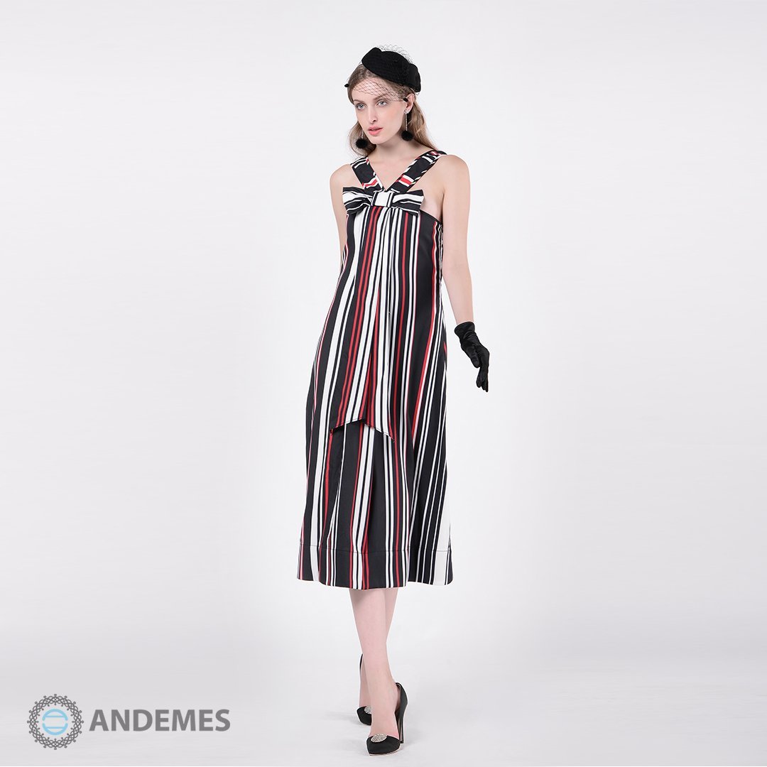فستان أسود بخطوط طولية بيضاء وربطة من أعلى الصدر - StyleeMall