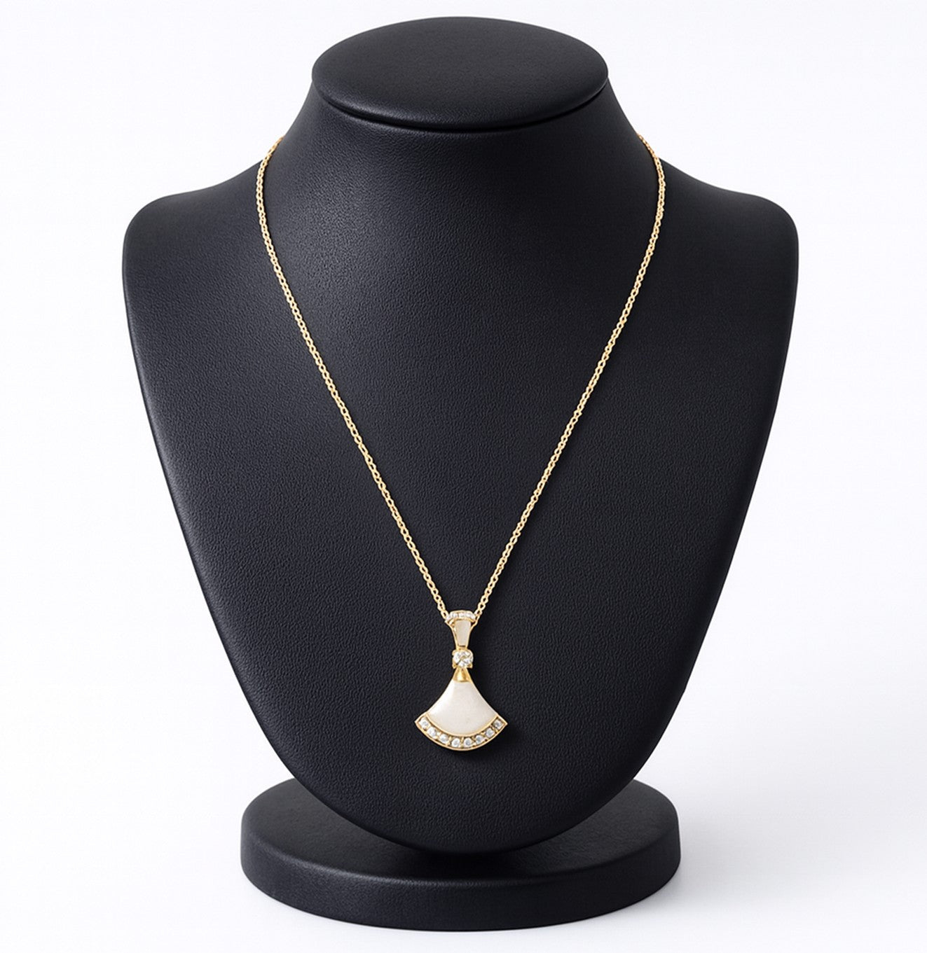 قلادة ذهبية بتصميم مروحي مرصع بالأحجار