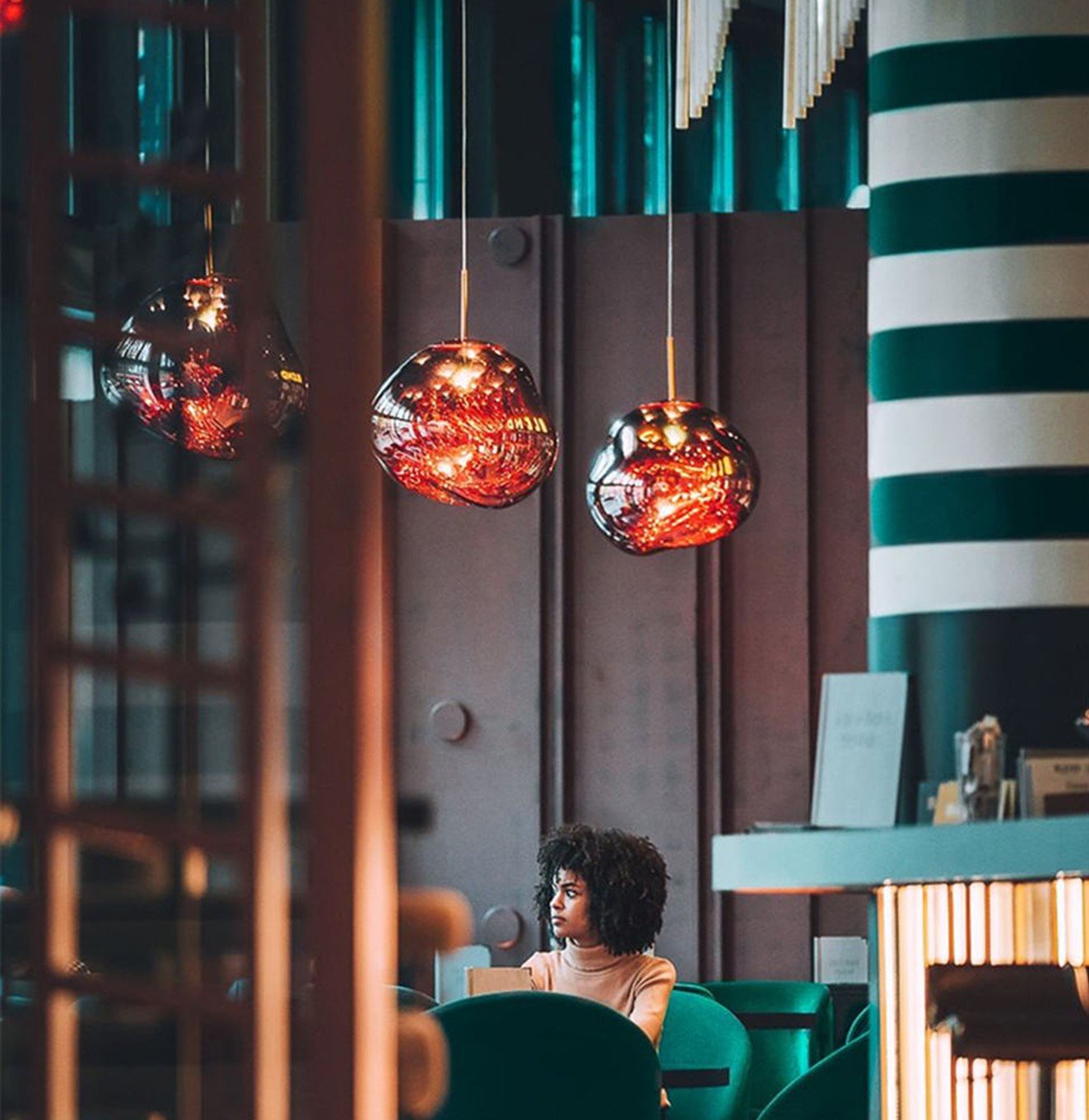 إضاءة زجاجية ملونة بشكل غير منتظم