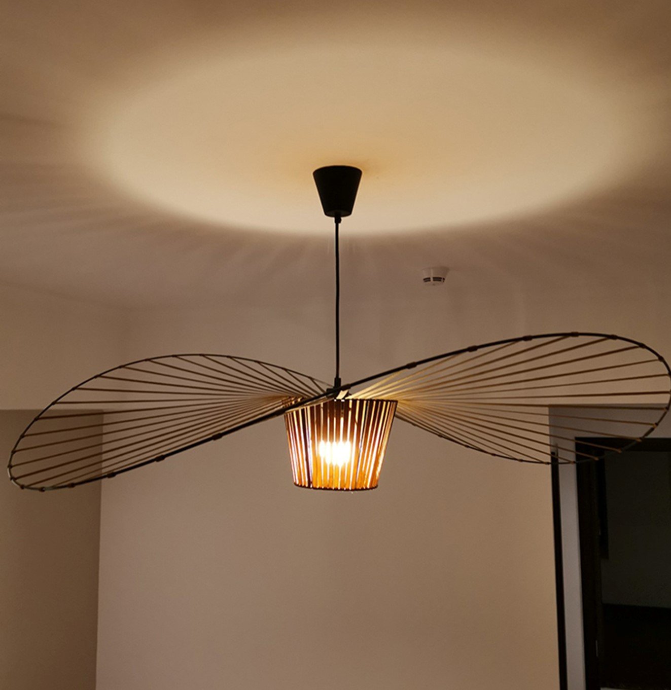 إضاءة بتصميم فريد مستوحى من أشعة الشمس