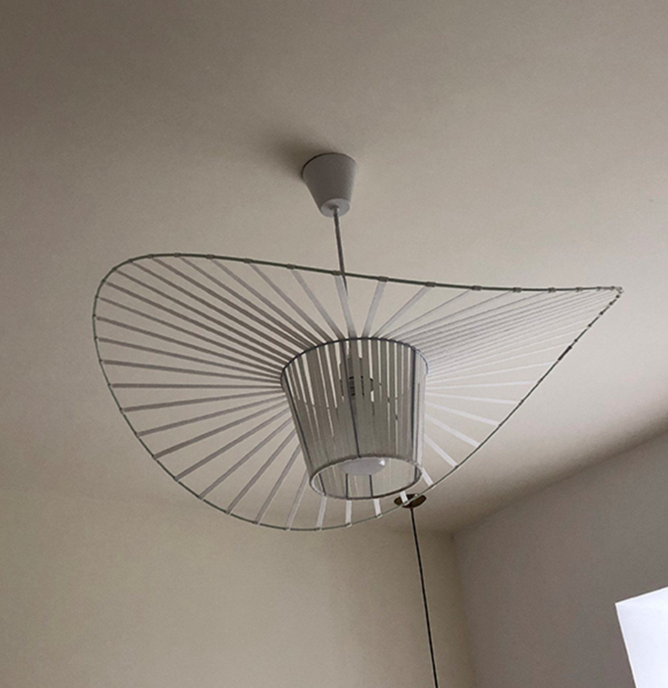 إضاءة بتصميم فريد مستوحى من أشعة الشمس