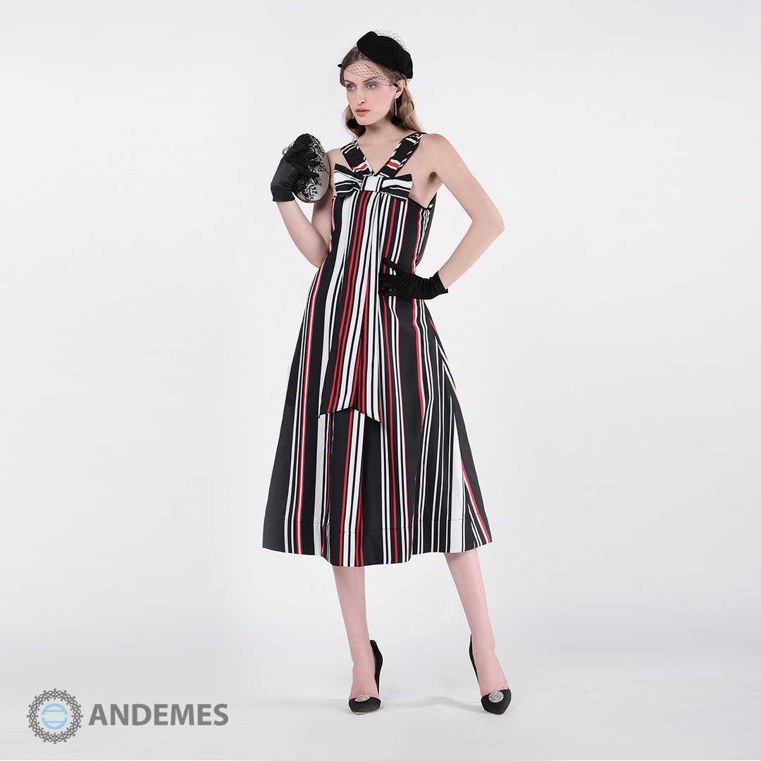 فستان أسود بخطوط طولية بيضاء وربطة من أعلى الصدر - StyleeMall